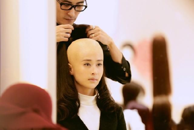 章子怡之后,又一知名女星剃光头,不惧扮丑塑造