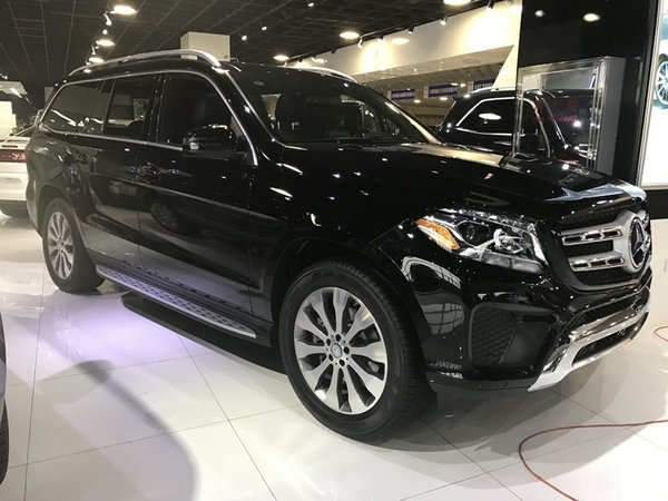 外观方面:2017款奔驰gls450依旧采用奔驰最新一代的设计语言,这种风格