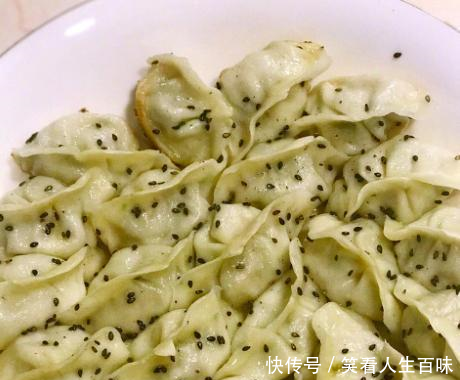 黄磊瘦回颜值巅峰! 晒包饺子帅照, 不管做啥菜