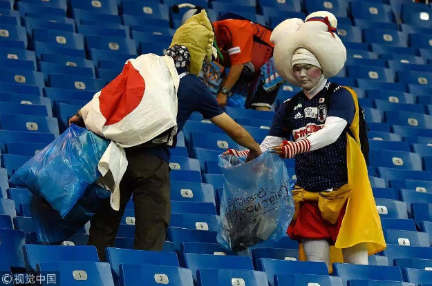 日本球迷世界杯赛后捡垃圾退场 日本人不愿给