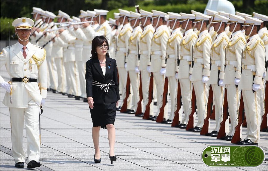 安倍自2012年底第二次出任日本首相以来已数次改组内阁。此次改组为中等规模，在总共19名阁僚中共有8人留任，8人首次入阁。留任者包括内阁官房长官菅义伟、副首相兼财务大臣麻生太郎、外务大臣岸田文雄，以及经济再生担当大臣石原伸晃。