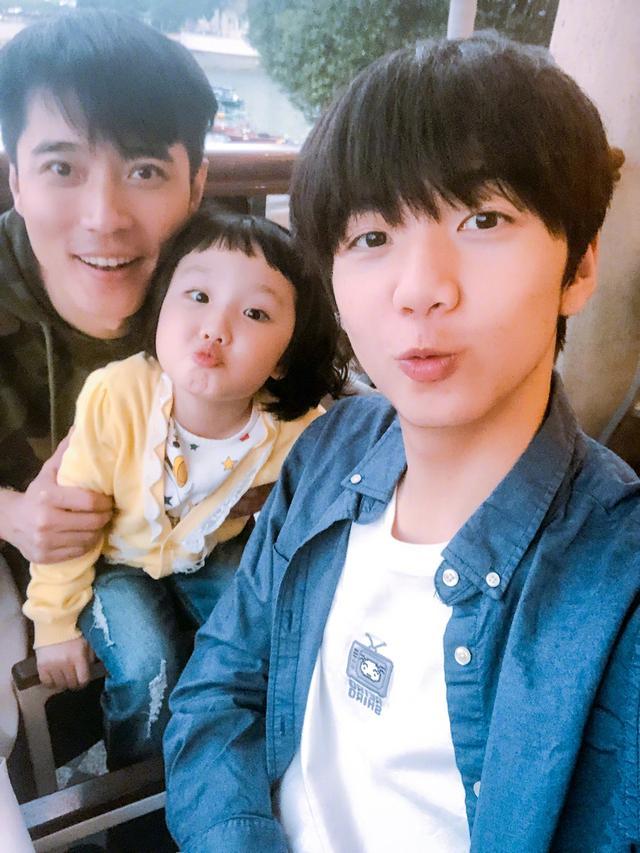 张丹峰37岁生日,女儿俏皮可爱,继子亲切喊爸爸