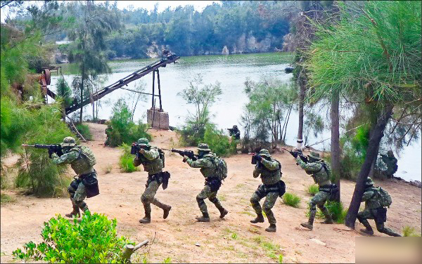 汉光33号军演实弹模拟防御解放军对台闪攻