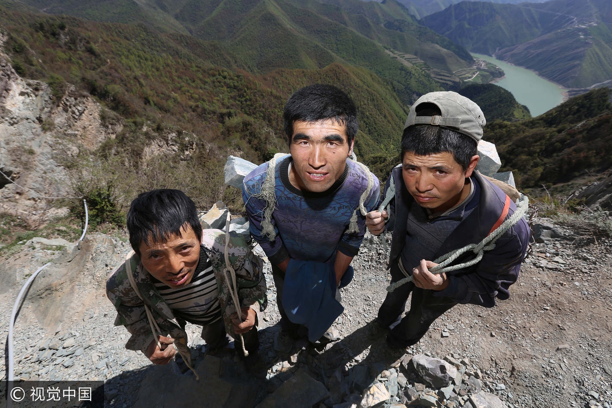 甘肃甘南。一杆钢钎，一把铁锤，一根绳子，是他们的全部行头，行走在只能容一脚宽的山脊上，把在悬崖上开凿出来的洮砚石背到崖下，几代人重复着同样的劳作以此为生。