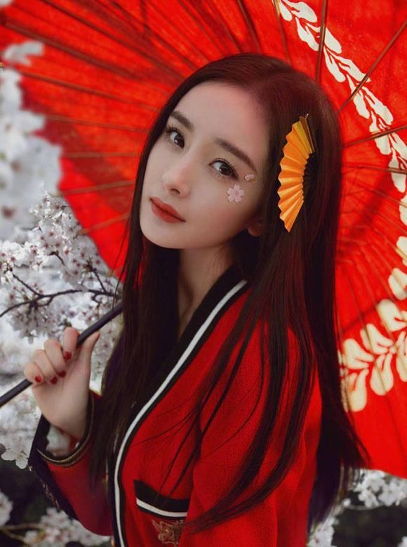 杨幂穿和服日本赏樱花,网友都说:洛阳牡丹也很