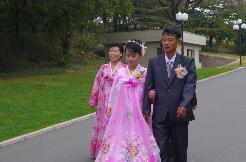 朝鲜街头拍到的已婚女人,有的家庭富裕,有的很勤劳