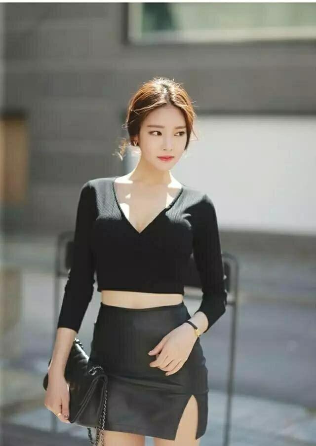 街拍小姐姐黑皮裙秀身材, 大长腿彰显魅力, 侧开