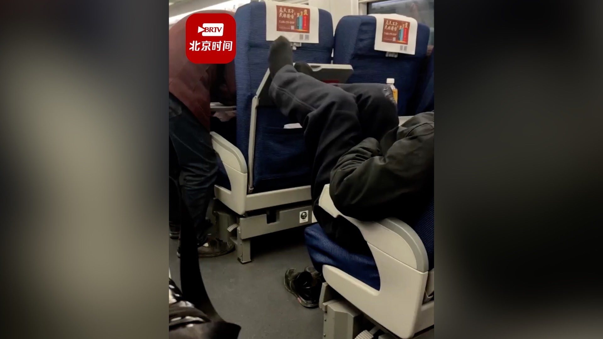 男子高铁脱鞋用脚反复拨弄小桌板 拍摄者:持续约1小时,乘务员劝阻两次才放下 男子高铁脱鞋用脚反复拨弄小桌板 拍摄者:持续约1小时,乘务员劝阻两次才放下