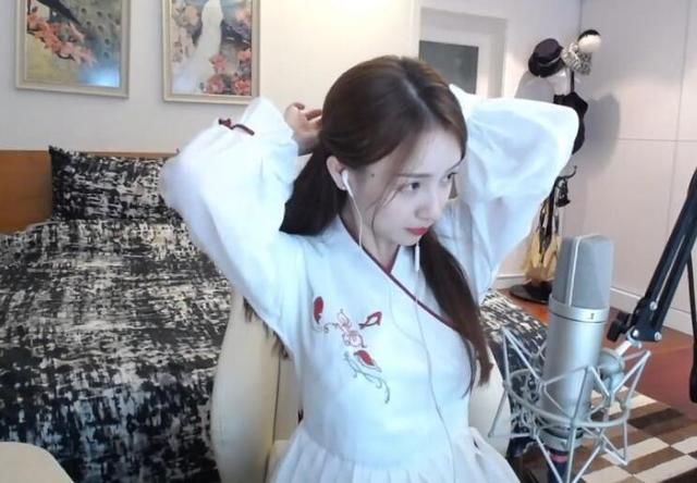 斗鱼周二珂直播间惊艳大秀cos,水友却调侃:年