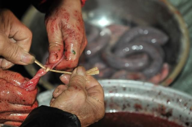 实拍农村灌猪血肠的情景,城市人根本无法想象