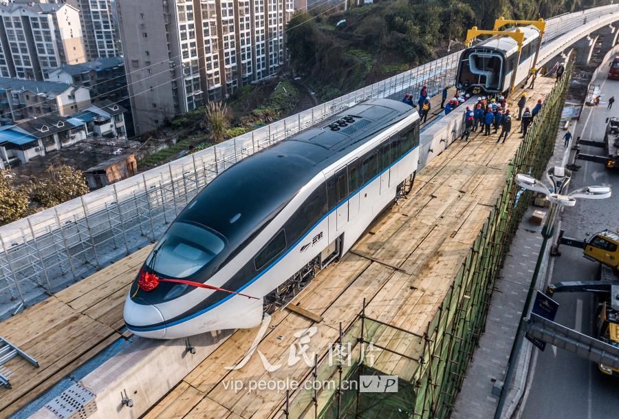 四川广安:西南地区首条云轨列车车厢吊装上线即将运行