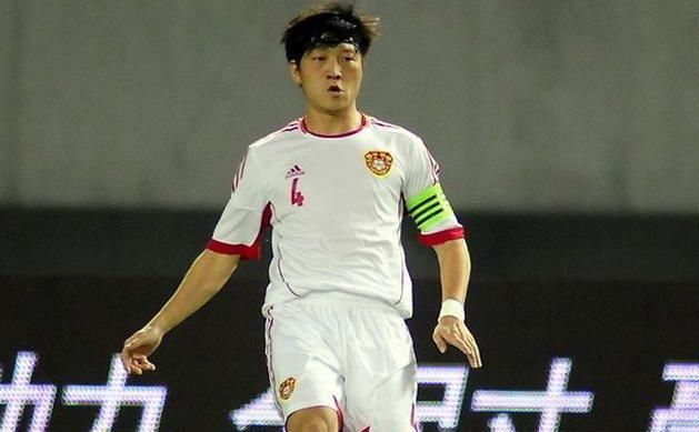 前还是国足队长,一场比赛让35岁铁卫只能踢中