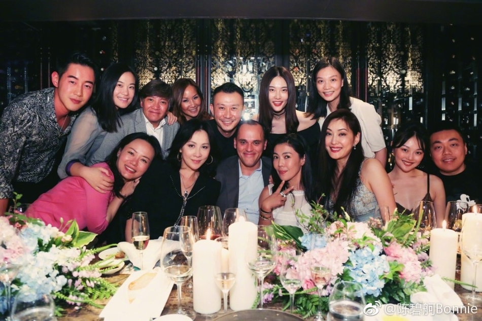 网红晚晚现身私人晚宴 与刘嘉玲同框显大牌
