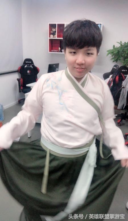 LOL选手AJ女装直播引网友热议:魔法少女蒙多