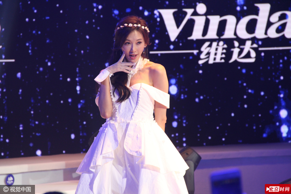 娇嗔卖萌的志玲姐姐，心情似乎并没有受到被骂风波影响