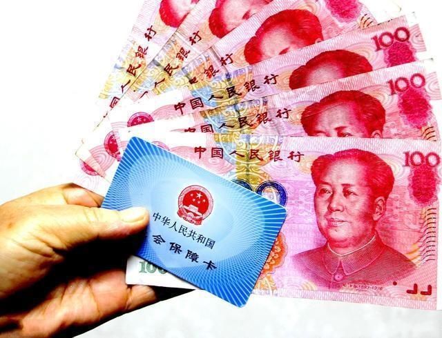 在农村,社保卡将逐渐取代医保卡,两者区别你懂