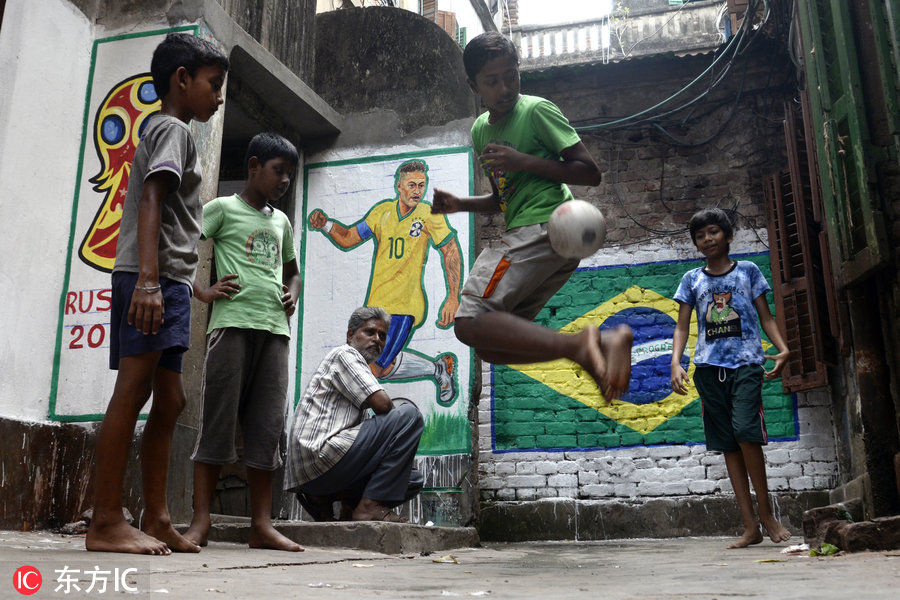 贫民窟的超级巨星 印度男孩效仿内马尔彩虹过人