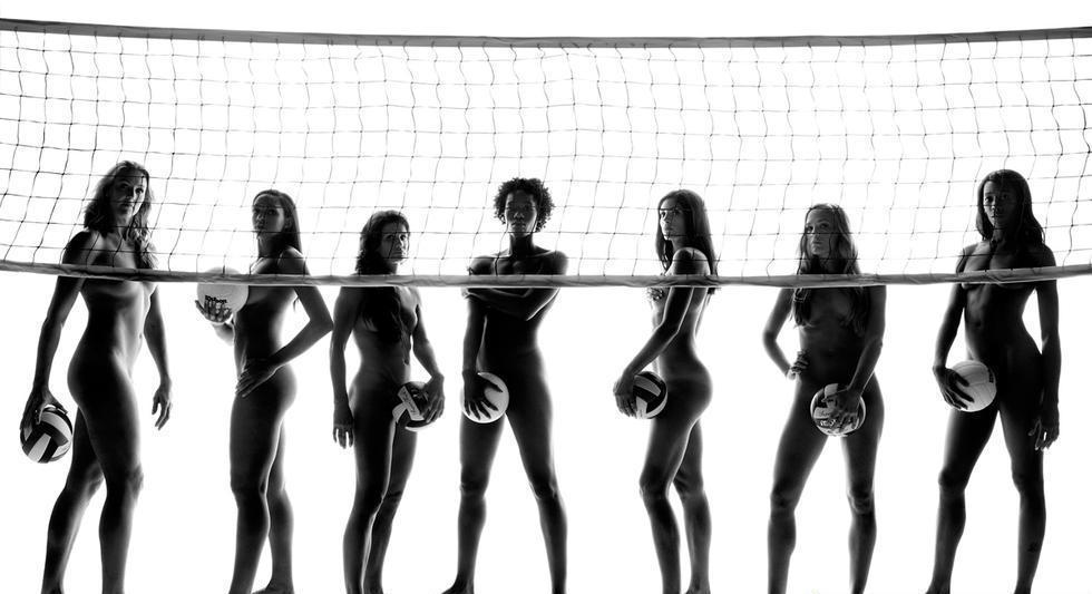 据THE SPORTER报道，奥运会历来都不乏身材性感火辣的运动员，但要问哪个项目的运动员最性感，女子排球队的姑娘们绝对榜上有名。能打排球的姑娘身材还会差？180+身高的她们个个都拥有一双大长腿，常年的训练更是让她们的身形像雕塑般完美无缺。于是，体育新闻网站The Sporter就为大家盘点了全球最性感的十支女子排球队。图为2012年美国女排为ESPN杂志拍摄。