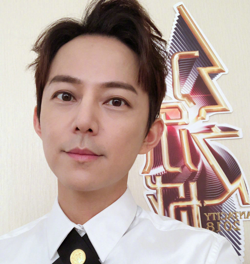 何炅晒近照,双眼浮肿,略显沧桑,网友:自拍美颜有点猛