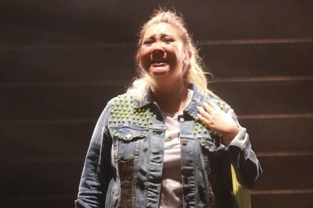 郑少秋捧场郑欣宜演唱会,女儿台上哭泣忆亡母