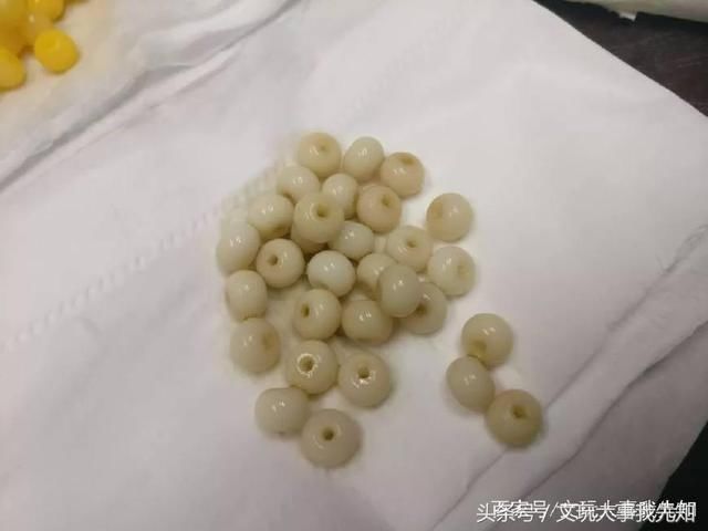 一条30元的手串和一瓶3块钱的饮料结合在一起