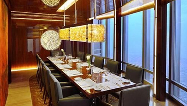 在迪拜，男性地位相对来说要高一点，有些餐厅还搞男女差别待遇，这个餐厅男女吃饭是分区域的，男女各一片区域。图为迪拜的高档餐厅。