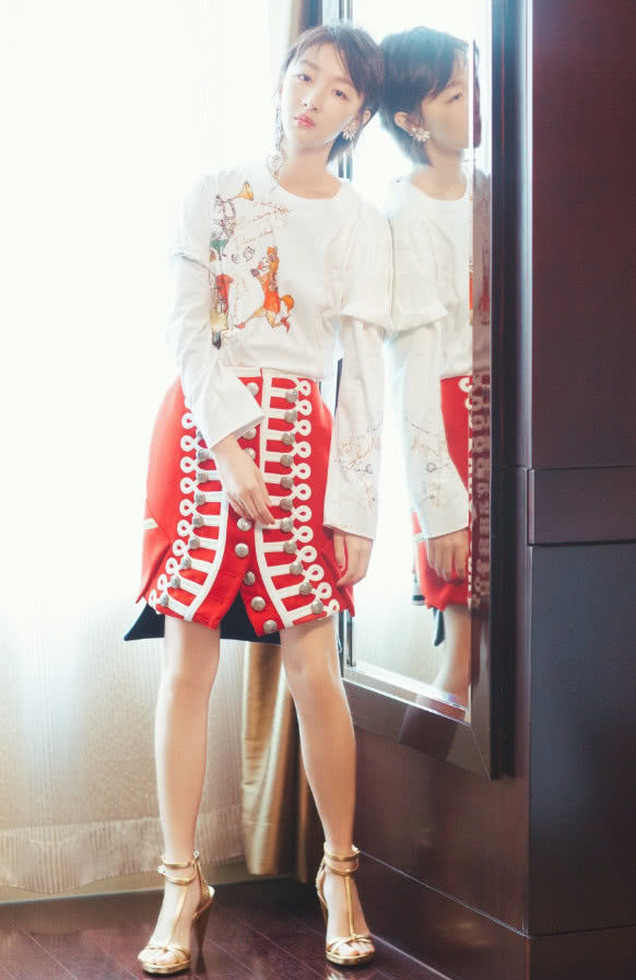 周冬雨穿拖鞋搭灰色长袜,穿得这么不正常,却凹