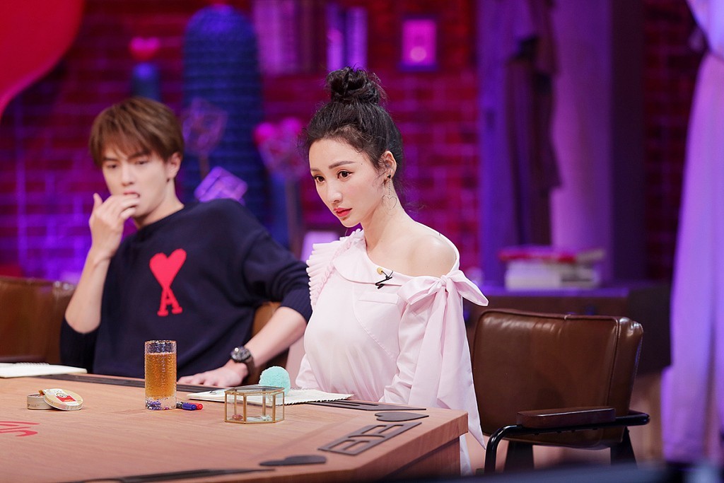 柳岩露香肩比心元气满满 做客《心动的信号》