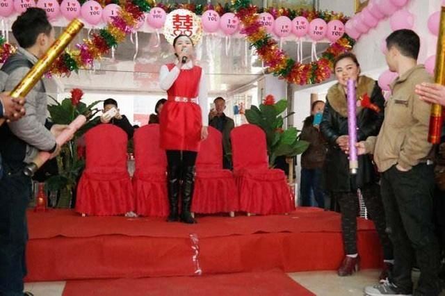 老公外甥结婚我包十万红包,婚礼上他叫我妈,我