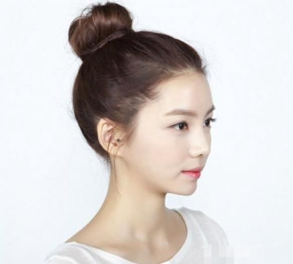 一款简单易上手,清爽甜美的韩式蓬松丸子头就完成了,各位小仙女都学会