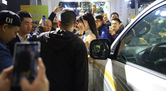 唐山车展 这位车模一出场,没人看车了(组图) - 5