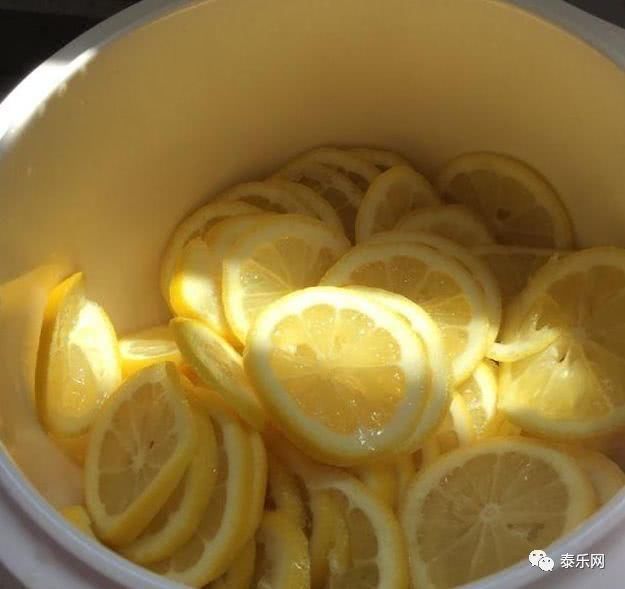 抖音上火到爆的柠檬鸡爪,你自己动手也能做哦