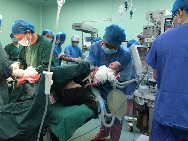 95后女子产下四胞胎 现是6个孩子的妈