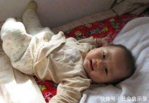 妈妈喂奶的时候闻到孩子身上有一股怪味 ,知道