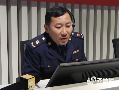 潍坊工商局负责人接听12345热线 现场受理消