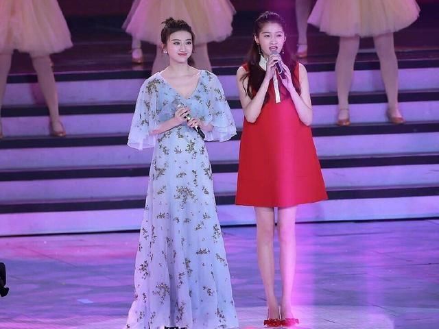 关晓彤与景甜同台献唱,网友:穿长裙子真吃亏!