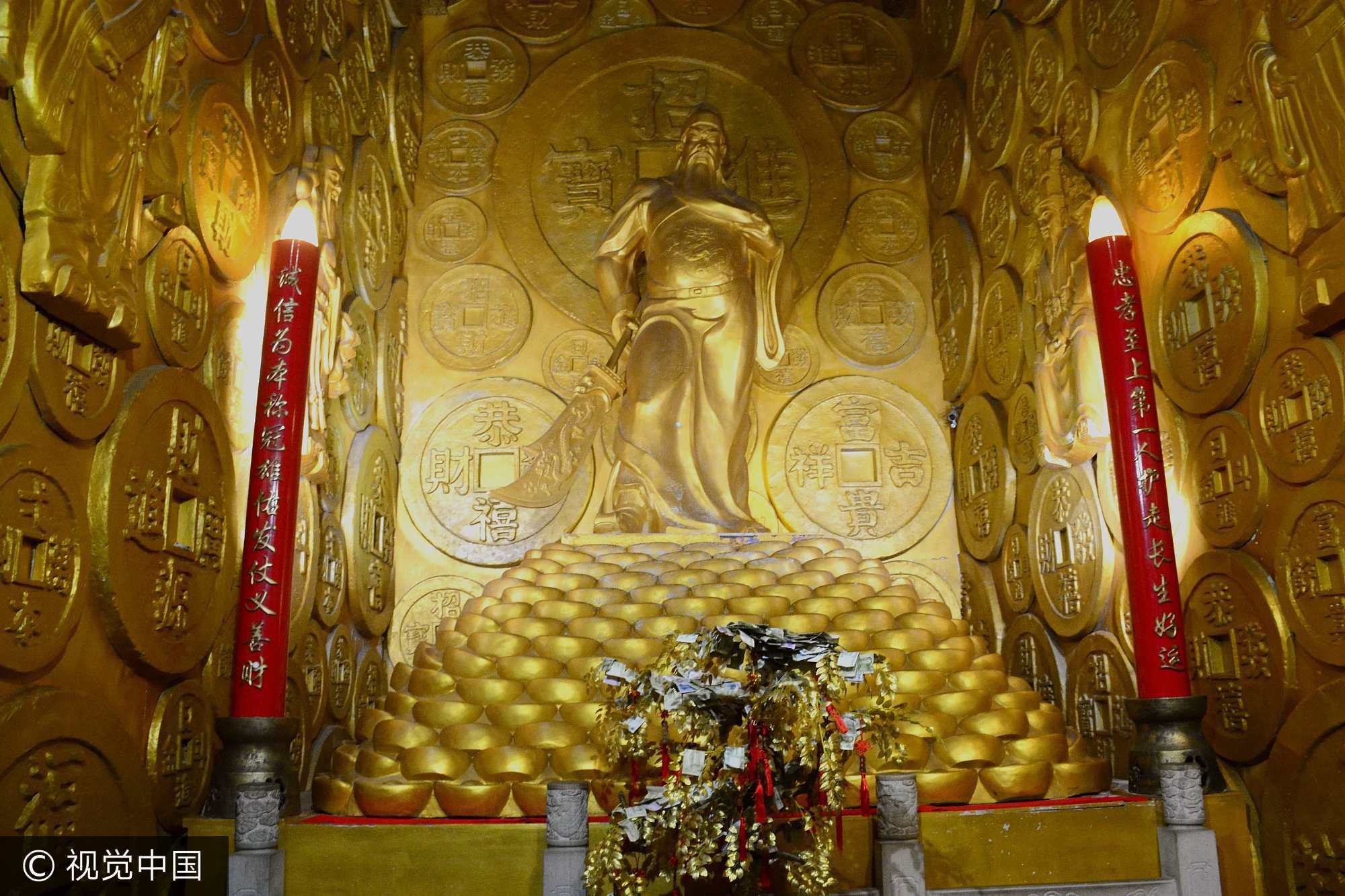 该关帝像位于一老式博物馆内，建造于民国年间。