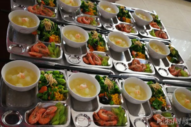 一月减重12kg 儿童医院小胖墩晒暑假成绩单