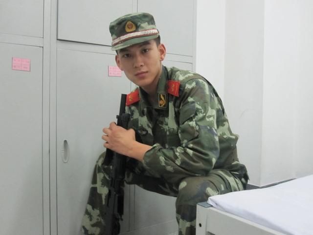 男子退伍后找工作,被经理嘲笑没文化,老板过来