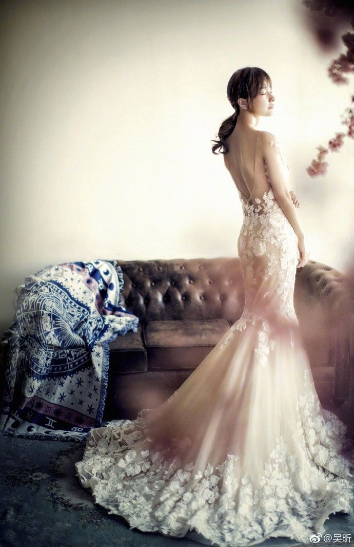 组图:吴昕穿深v曳地婚纱似美人鱼 露美背蝴蝶骨吸睛