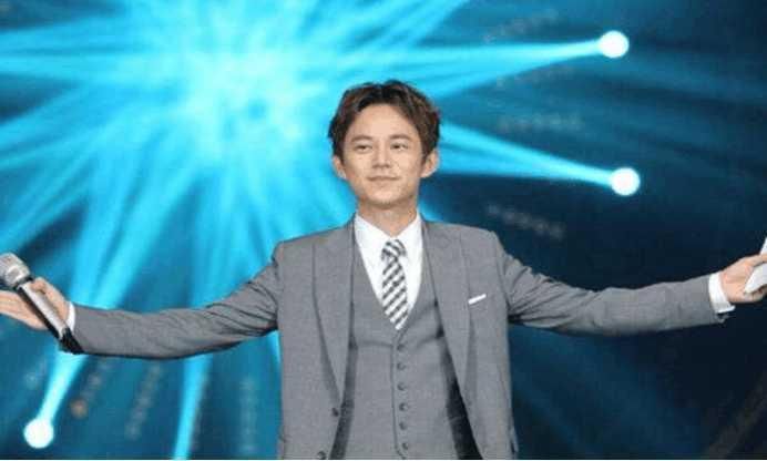 华少微博之夜, 现场即兴主持堪比车祸, 何老师