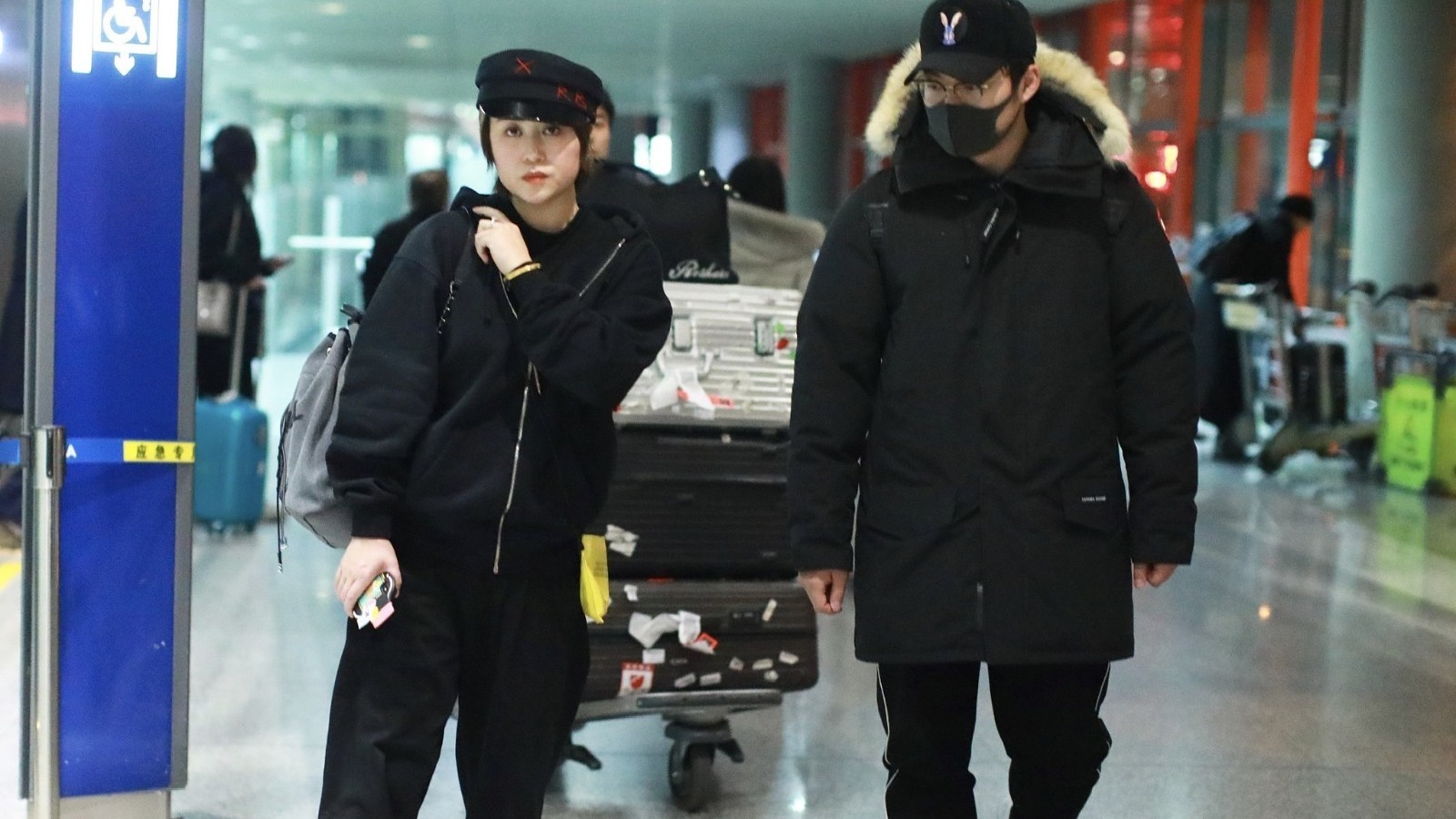 马丽挽老公手撒娇小鸟依人 两人穿情侣黑装深夜抵京超低调 马丽挽老公手撒娇小鸟依人 两人穿情侣黑装深夜抵京超低调