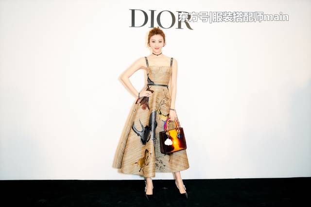 景甜穿高定吊带礼裙出席活动,网友:她才最适合