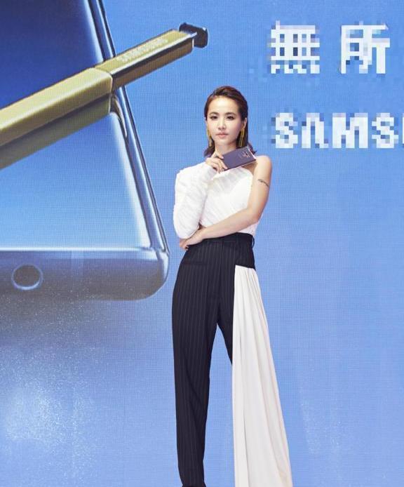 蔡依林奇葩穿搭! 上身缠纱布, 下半身挂着一条