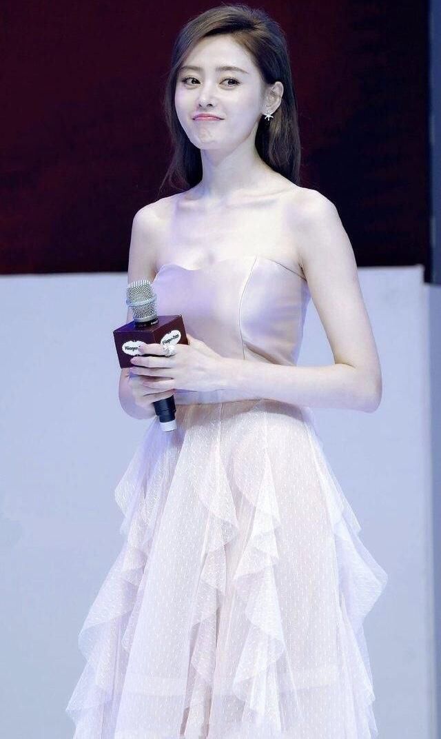 黄明昊丁泽仁与程潇张天爱陈乔恩一起吃鸡,网