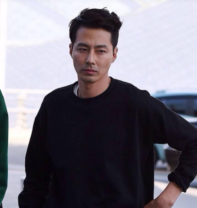 一改往日少爷人设,扮演的黑帮成员生活十分辛苦,赵寅成将炳斗的个性