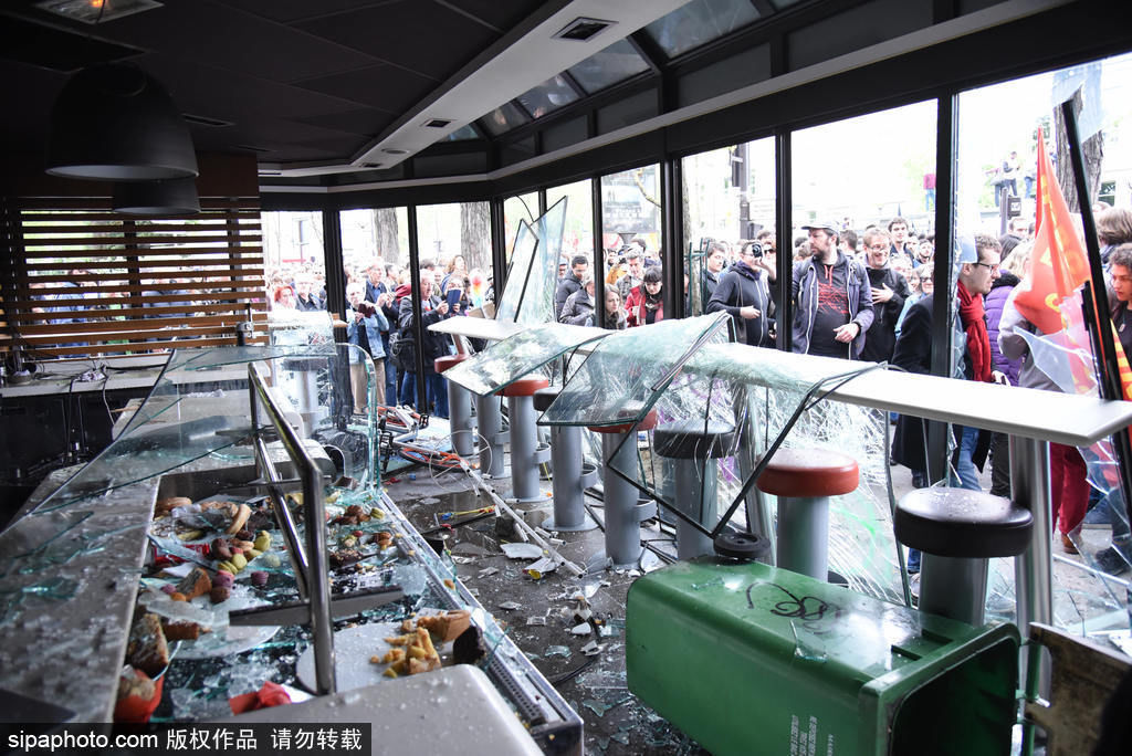 法国巴黎五一骚乱 黑衣蒙面人打砸烧场面混乱