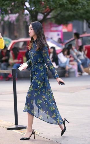 美女街拍:图1长相甜美,包臀裙配丝袜,图2长发美