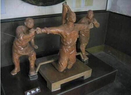 这种刑法残忍至极,就是将犯人制住活活剥皮,还一定要完完整整的一张人