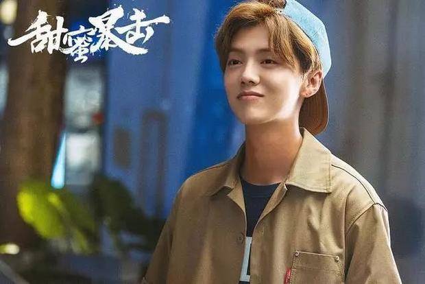 《甜蜜暴击》杀青剧照来袭，鹿晗小傲娇，关晓彤蹙眉沉思!